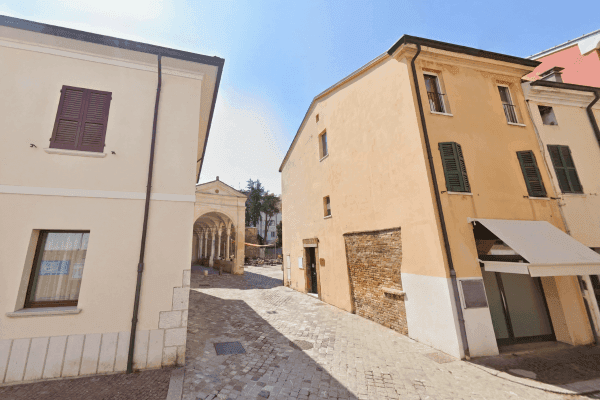 Sous l'arche