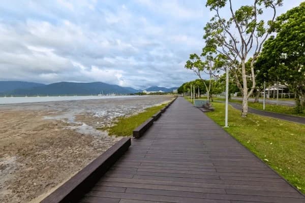 Cairns oltre la barriera corallina: il porto, i mercati e l’identità tropicale della città porta d’accesso