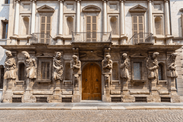 Casa degli Omenoni